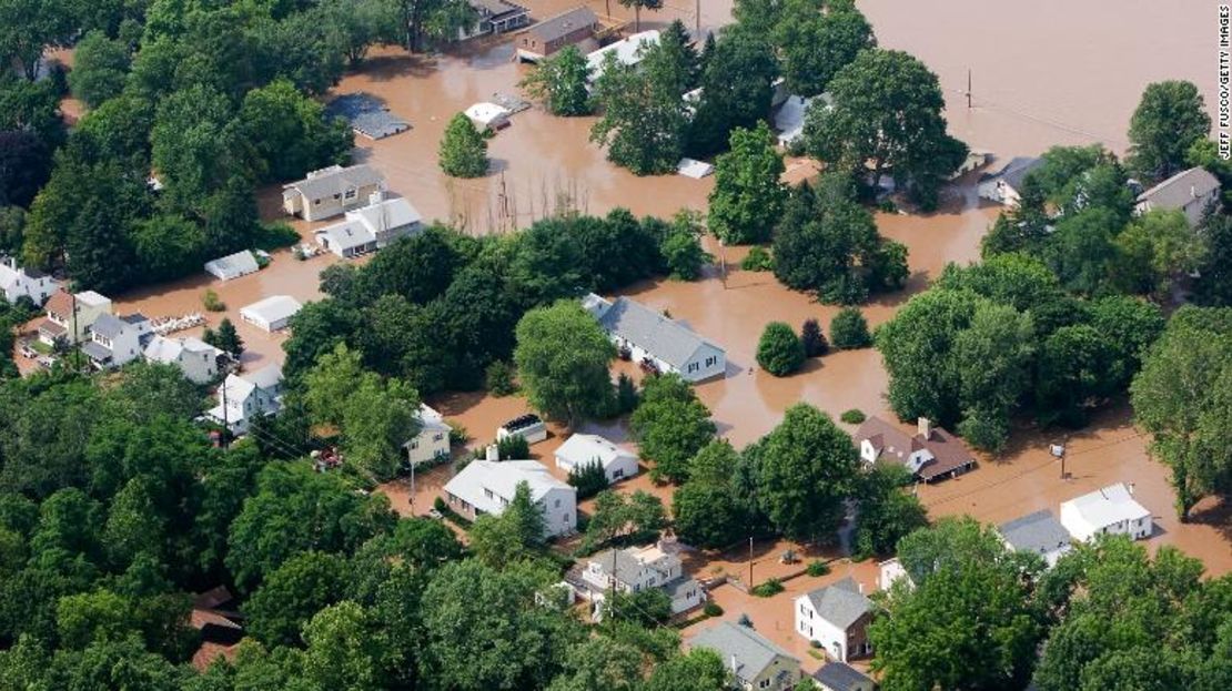 Zonas inundadas a lo largo del río Delaware en junio de 2006 al sur de Trenton, Nueva Jersey. Días de fuertes lluvias obligaron a miles de personas a evacuar las zonas bajas a lo largo del río.