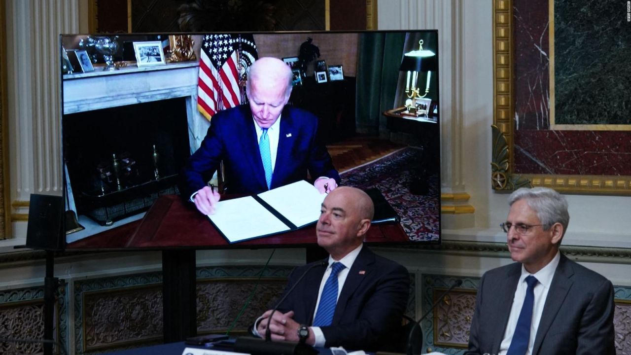 CNNE 1247847 - biden firma un decreto para preservar el derecho al aborto en ee-uu-