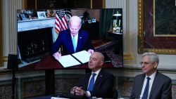 CNNE 1247847 - biden firma un decreto para preservar el derecho al aborto en ee-uu-