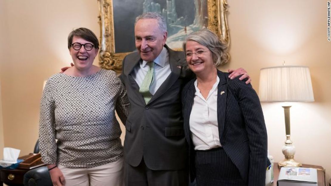 El líder de la mayoría en el Senado, Chuck Schumer, está flanqueado por Paivi Nevala, ministra consejera de la Embajada de Finlandia, a la izquierda, y Karin Olofsdotter, embajadora de Suecia en EE. UU., antes de la votación del miércoles.