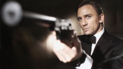 CNNE 1248004 - lanzan increible subasta por los 60 anos de "james bond"