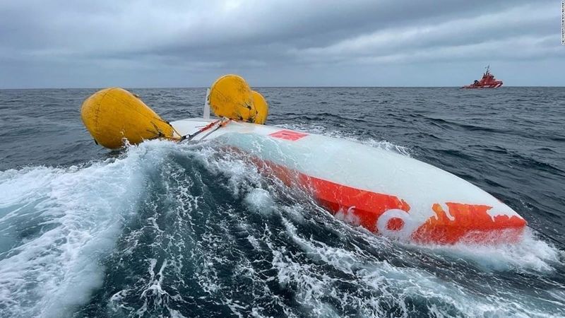 Un hombre sobrevive 16 horas atrapado en un velero volcado en el atlántico | cnn