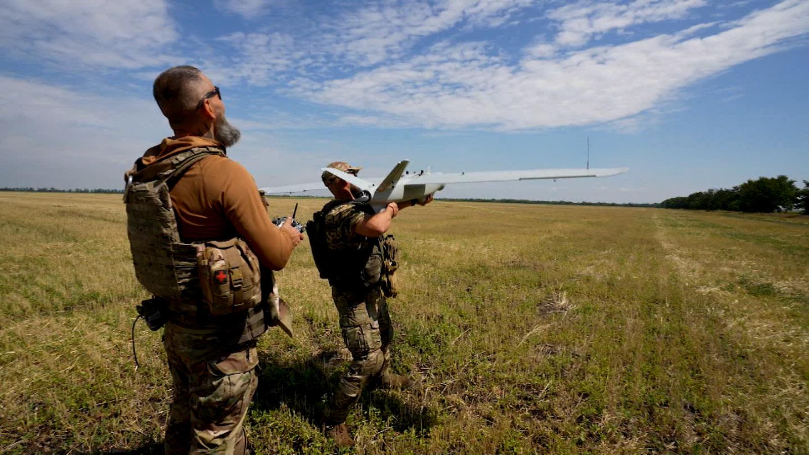 Pilotos de drones se encuentran con un problema al tratar de detectar  tropas rusas | CNN