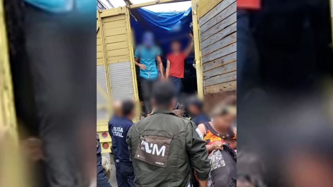 CNNE 1248189 - mexico rescata 116 migrantes que viajaban en un camion