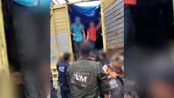 CNNE 1248189 - mexico rescata 116 migrantes que viajaban en un camion