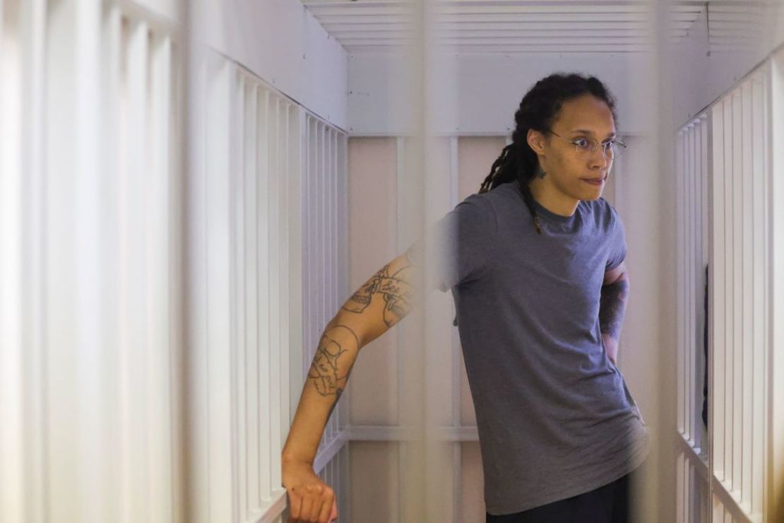 Brittney Griner espera el veredicto del juicio dentro de la jaula de los acusados en Khimki, en las afueras de Moscú, el 4 de agosto.