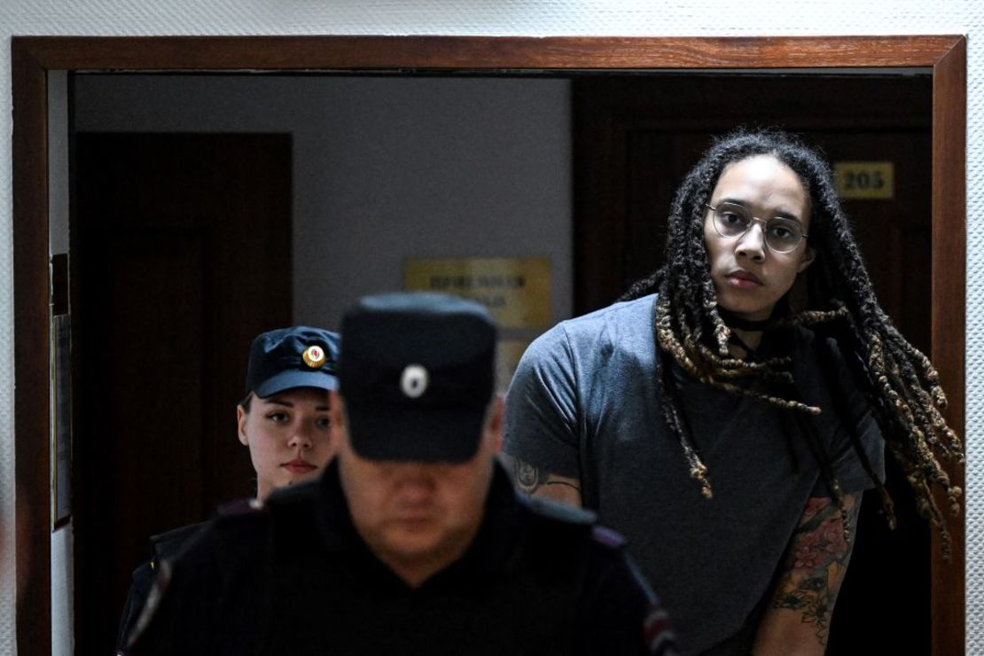 Brittney Griner es escoltada a la sala de una corte en Moscú para escuchar el veredicto de su juicio el 4 de agosto de 2022.