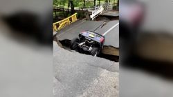 CNNE 1248271 - un puente colapsa y se "traga" un auto en japon