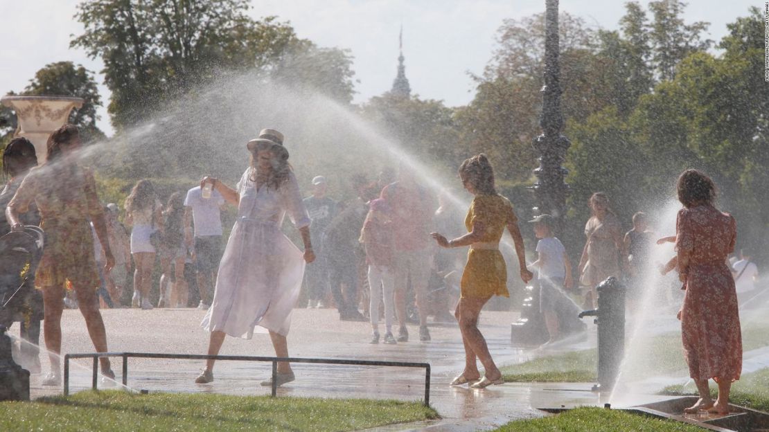 La gente se refresca en el Jardín de las Tullerías en una tarde calurosa en París.