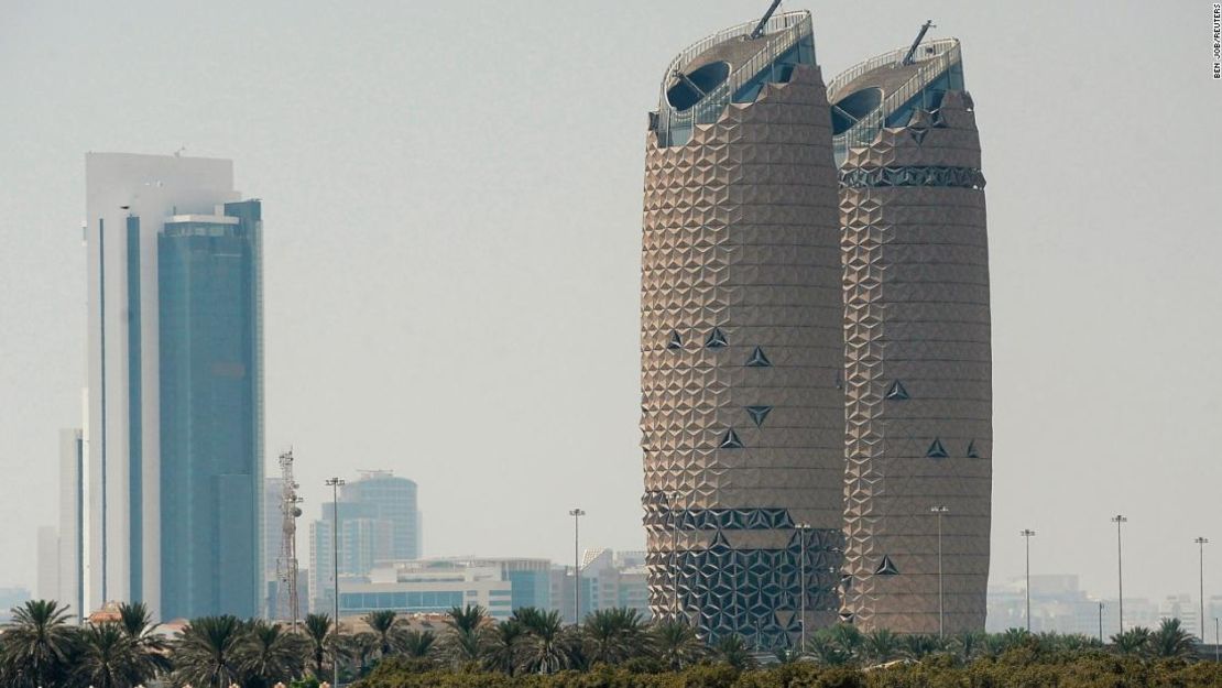 Las Torres Al Bahar de Abu Dhabi utilizan un sistema dinámico de protección solar para mantener el edificio fresco.