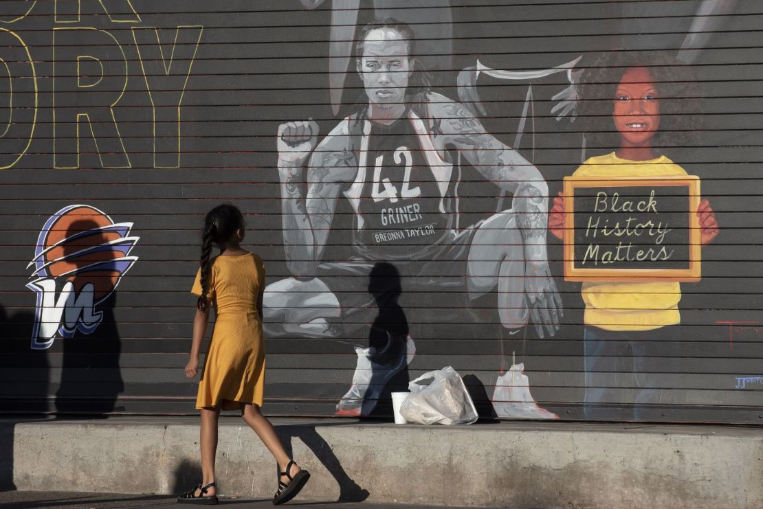 Un mural de Griner en el exterior del Footprint Center de Phoenix.