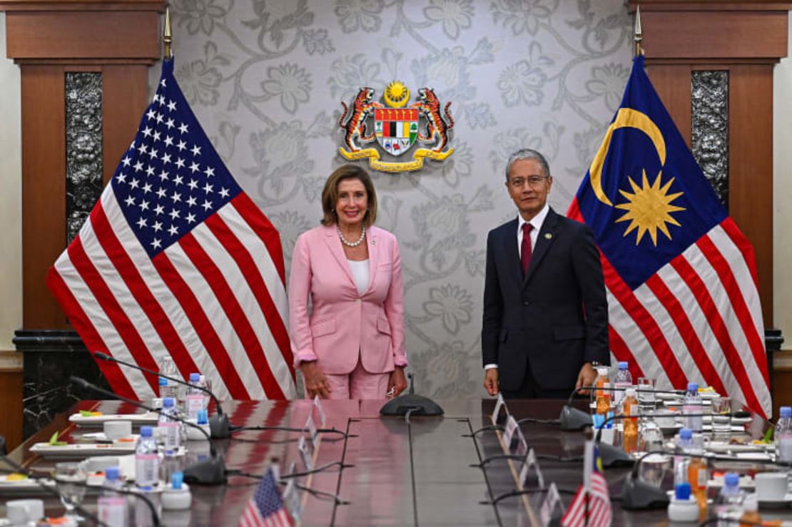 Luciendo un traje rosa, Nancy Pelosi se reúne con el presidente del Parlamento de Malasia, Azhar Azizan Harun, durante su reciente visita a ese país.
