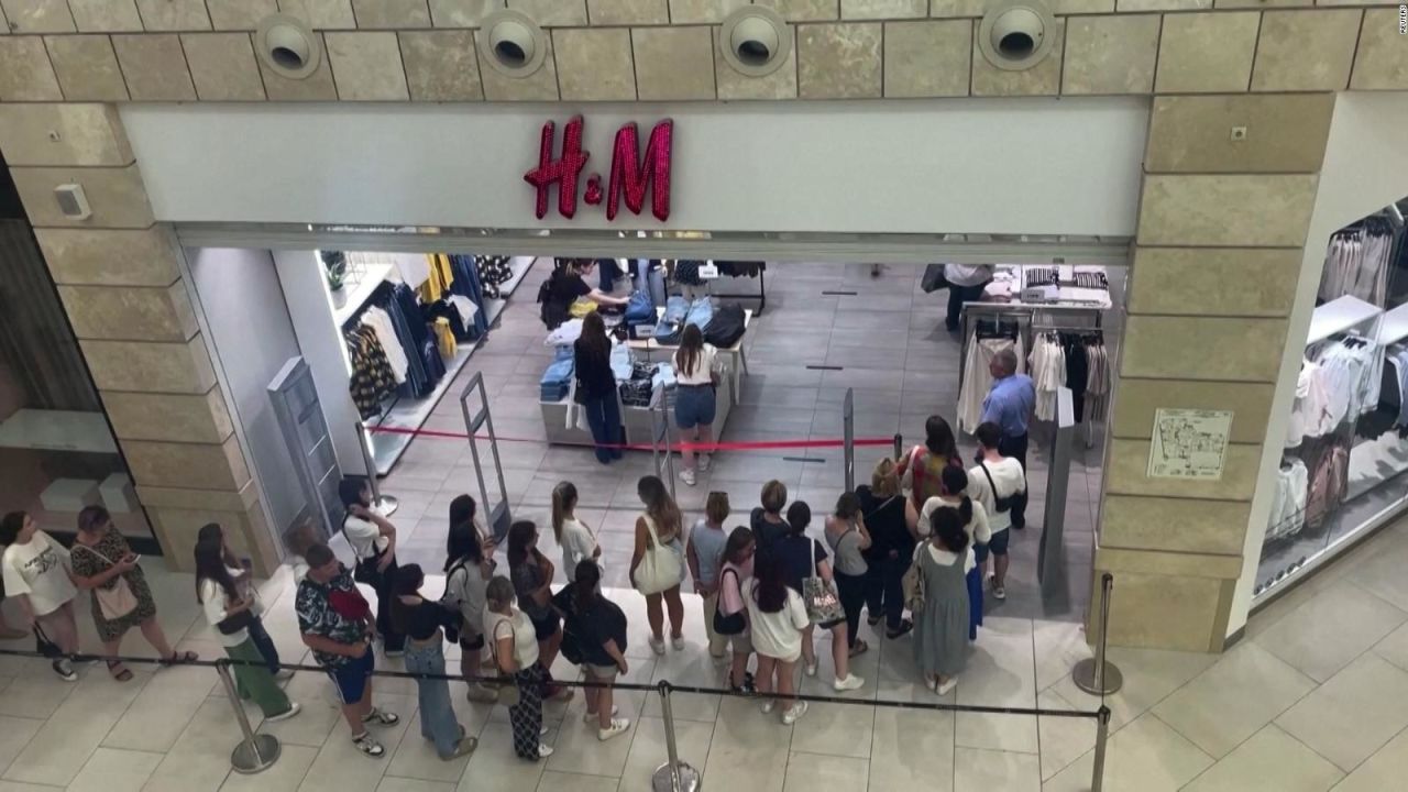 CNNE 1248419 - decenas de comparadores rusos llegan a h&m a comprar las ultimas prendas antes de su cierre