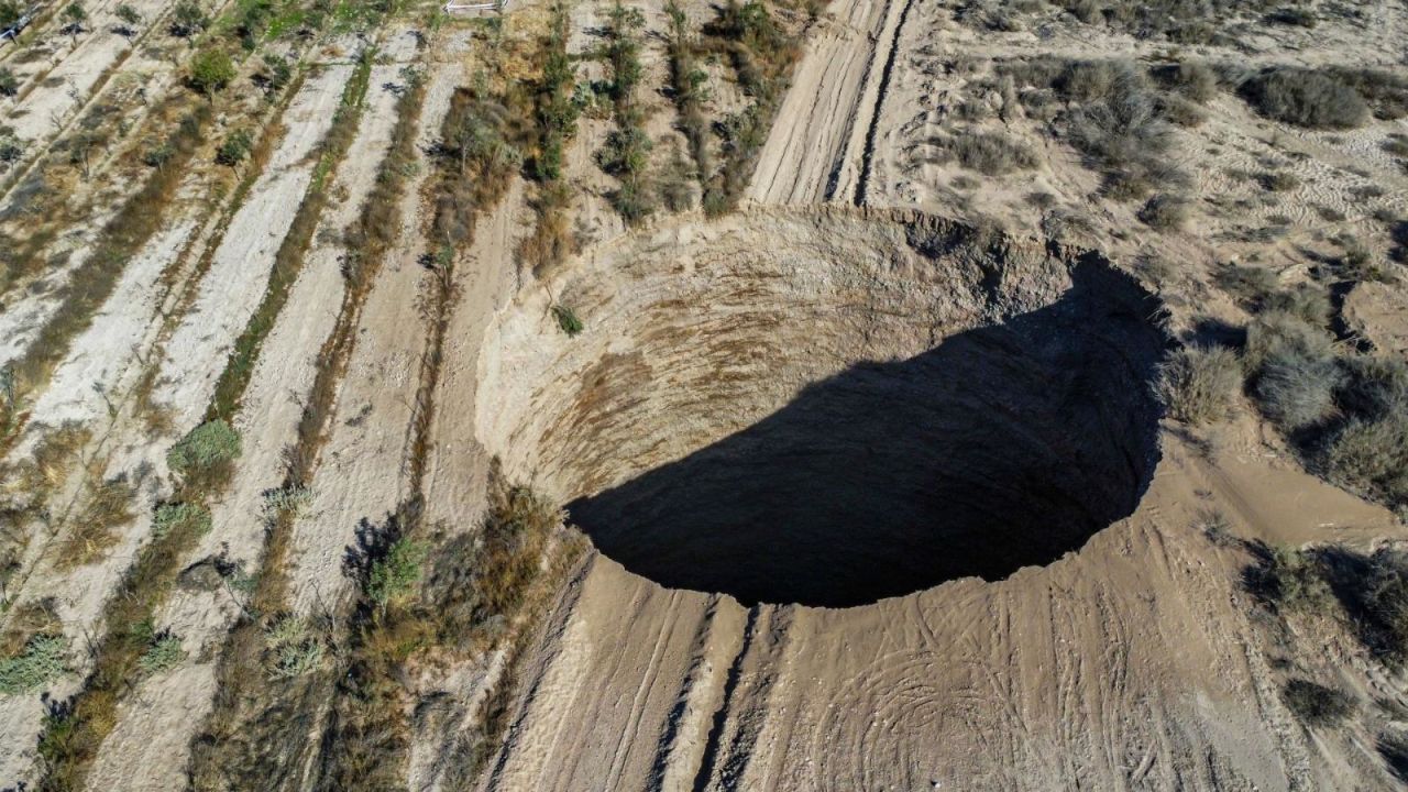 CNNE 1248598 - ¿que es un socavon y por que uno gigante causa revuelo en chile?