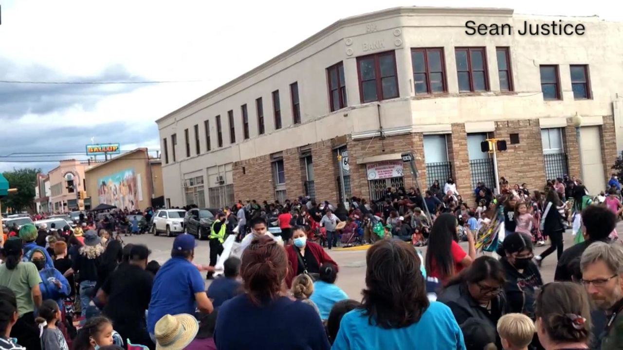 CNNE 1248783 - 5 cosas- auto atropella a multitud en desfile en nuevo mexico