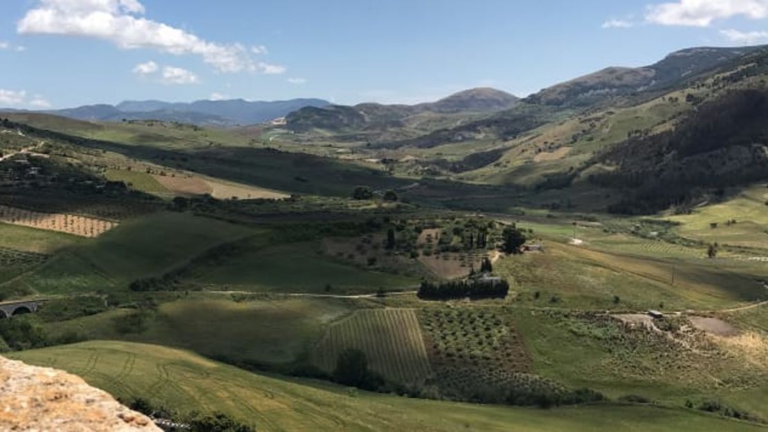 Massoud Ahmadi y Shelley Spencer compraron una casa abandonada en la localidad italiana de Sambuca di Sicilia allá por 2019. Crédito: Silvia Marchetti