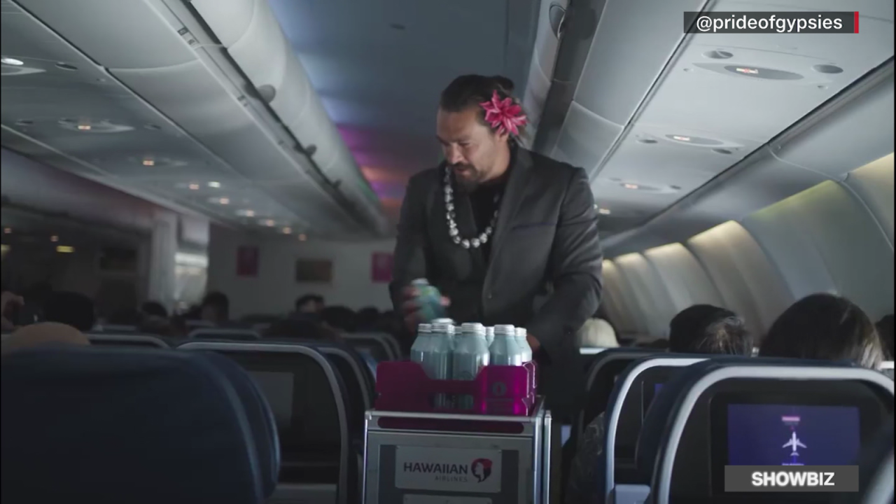 CNNE 1248952 - jason momoa sorprende a pasajeros de un avion cuando aparece como asistente de vuelo