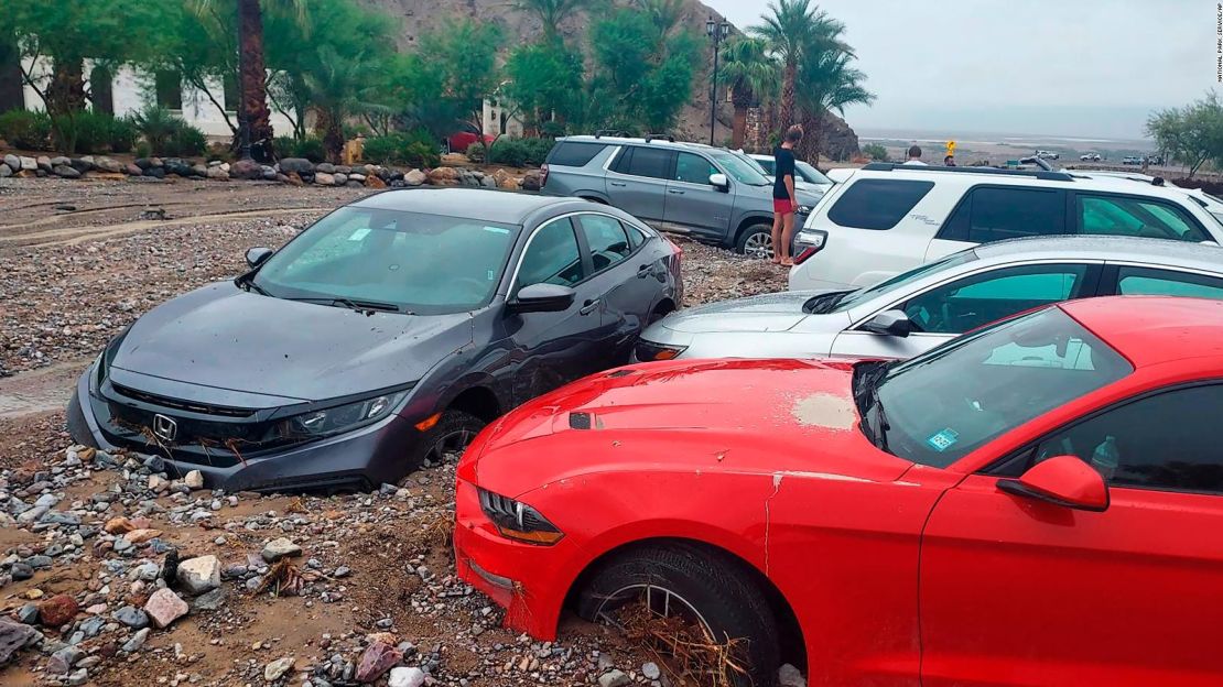 Los autos quedaron atascados entre el lodo y los escombros en una zona del Valle de la Muerte el 5 de agosto de 2022.