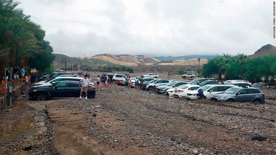 Aproximadamente 60 automóviles de visitantes y personal del Parque Nacional del Valle de la Muerte están enterrados bajo los escombros.