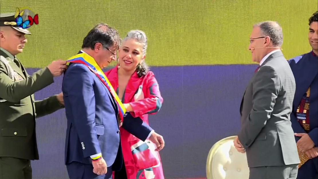 CNNE 1249544 - asi presto juramento el nuevo presidente de colombia, gustavo petro