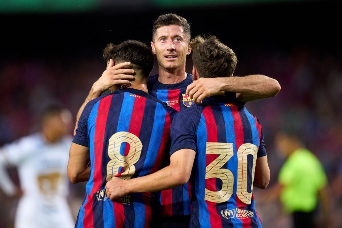 Robert Lewandowski del FC Barcelona celebra con Pedro Gonzalez 'Pedri' y Pablo Martin 'Gavi' después de que 'Pedri' anotara el cuarto gol de su equipo durante el partido del Trofeo Joan Gamper entre FC Barcelona y Pumas UNAM en Spotify Camp Nou el 07 de agosto de 2022 en Barcelona, España.