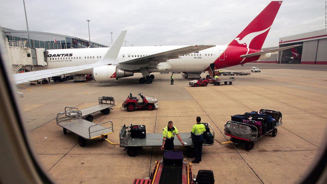 CNNE 1249866 - qantas pide a sus ejecutivos que ayuden como maleteros, mira por que