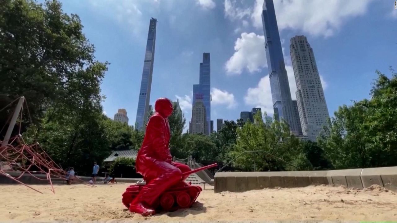 CNNE 1249881 - instalan una satirica estatua de putin en un parque infantil de nueva york