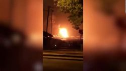 CNNE 1249887 - el momento de la explosion de uno de los tanques de petroleo en cuba