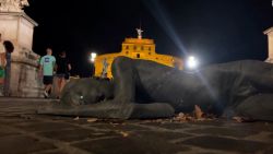 CNNE 1249901 - una inusual estatua en roma busca homenajear a los refugiados