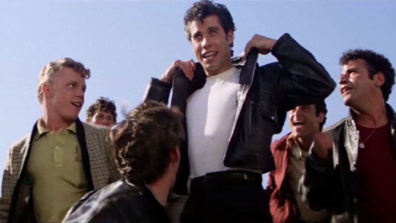 Travolta había actuado en "Grease" en Broadway. La versión cinematográfica de 1978, que siguió a "Saturday Fever Night", lo convirtió en una de las estrellas más importantes de Hollywood.