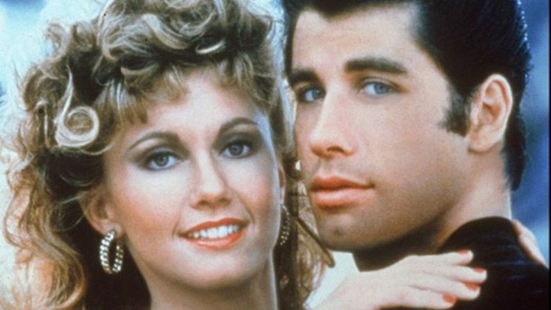 Las imágenes más memorables de "Grease": Olivia Newton-John y John Travolta interpretaron a los protagonistas, Sandy y Danny, en "Grease", película estrenada en 1978.  →