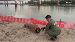 CNNE 1250081 - bomba de la segunda guerra brota de un rio afectado por la sequia