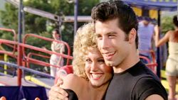 CNNE 1250083 - emotiva despedida de john travolta a su amiga y colega olivia newton-john