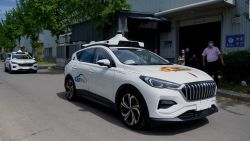 CNNE 1250128 - el primer servicio de taxi autonomo esta disponible en china