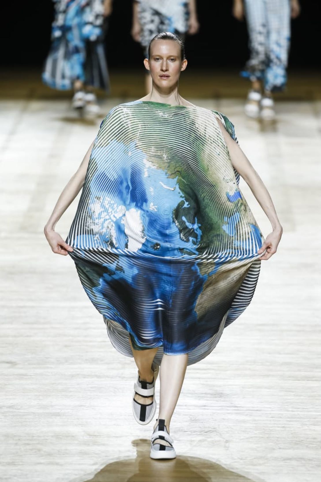 Una modelo camina por la pasarela de Issey Miyake en la edición Primavera-Verano 2018 de la Semana de la Moda de París.