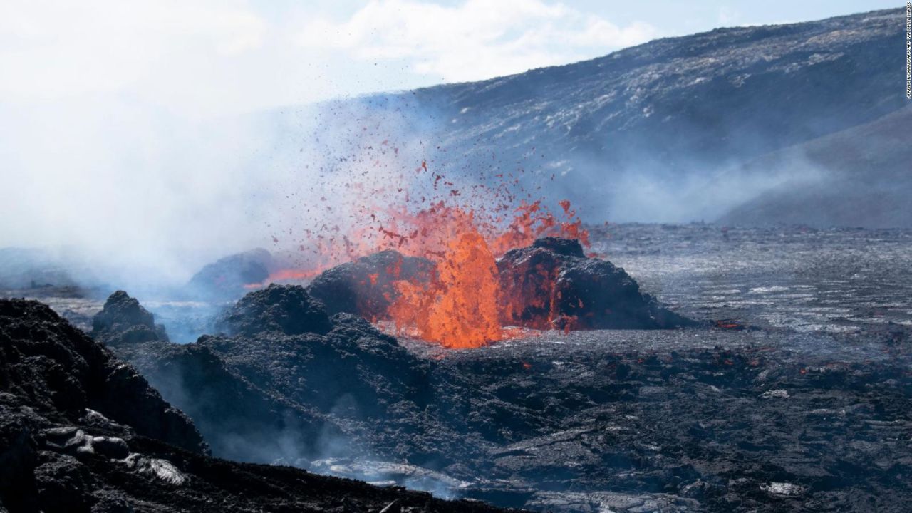 CNNE 1250296 - ¿pasearias por un volcan? mira que ocurre en islandia