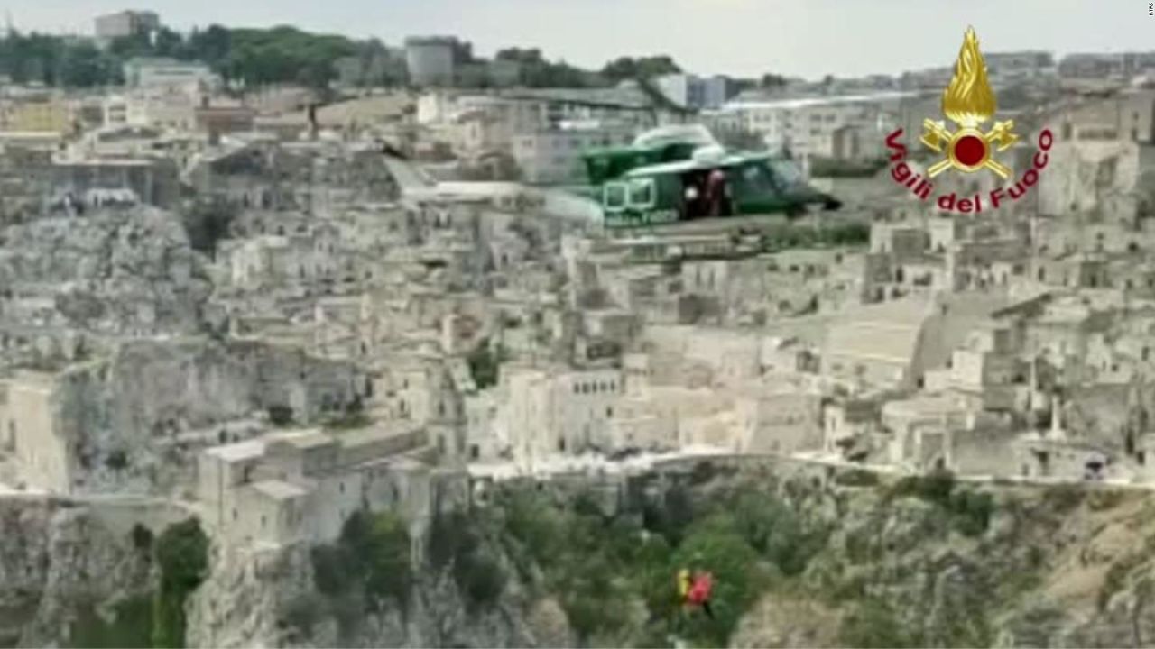 CNNE 1250894 - asi salvan a un escalador en la misma montana donde se filmo james bond