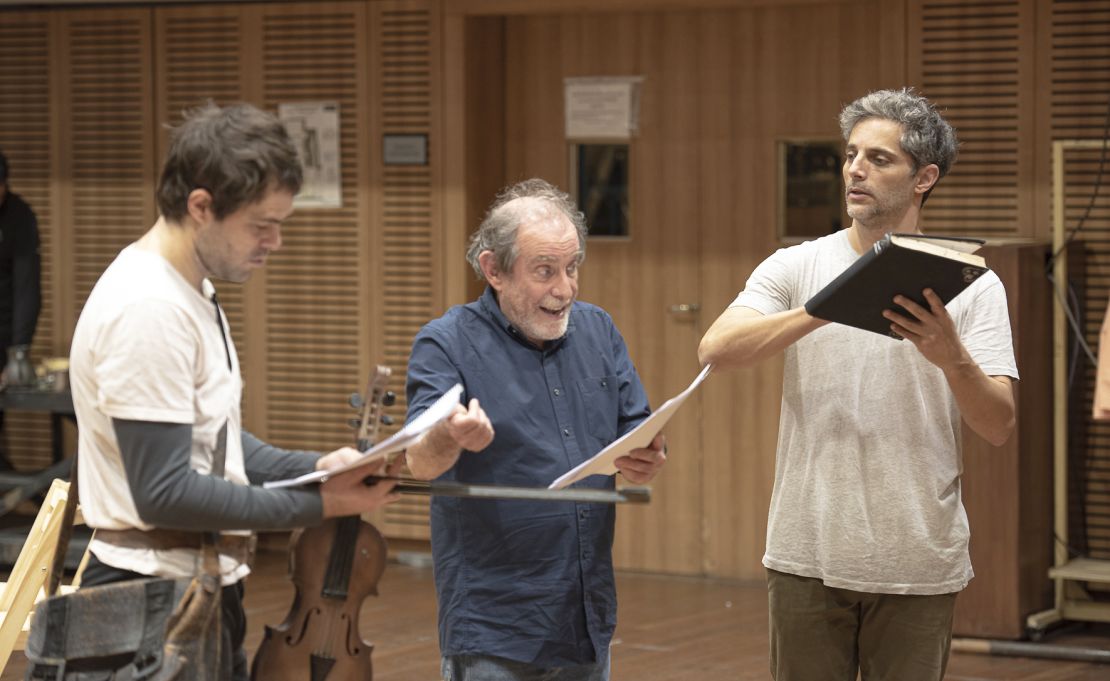 Peter Lanzani, Rubén Szuchmacher y Joaquín Furriel en el ensayo de la obra. Foto: (Teatro Colón, Arnaldo Colombaroli).