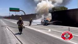 CNNE 1251093 - asi quedo este avion tras impactar contra una autopista en california