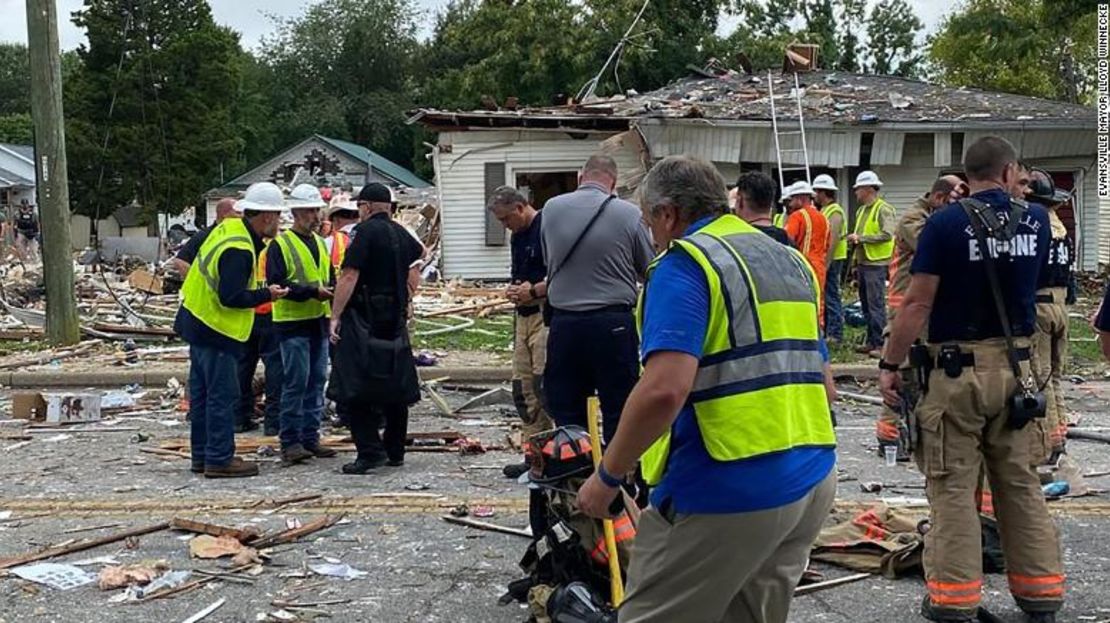 Se llamó a un equipo de colapso estructural para inspeccionar los edificios que se pensaba que estaban en peligro de colapsar.