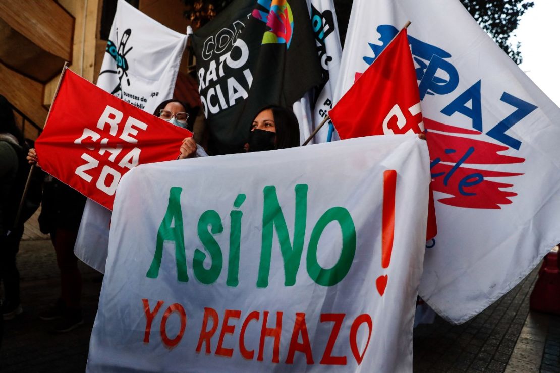 La gente se manifiesta contra el proyecto de nueva constitución en Santiago, el 26 de julio de 2022.