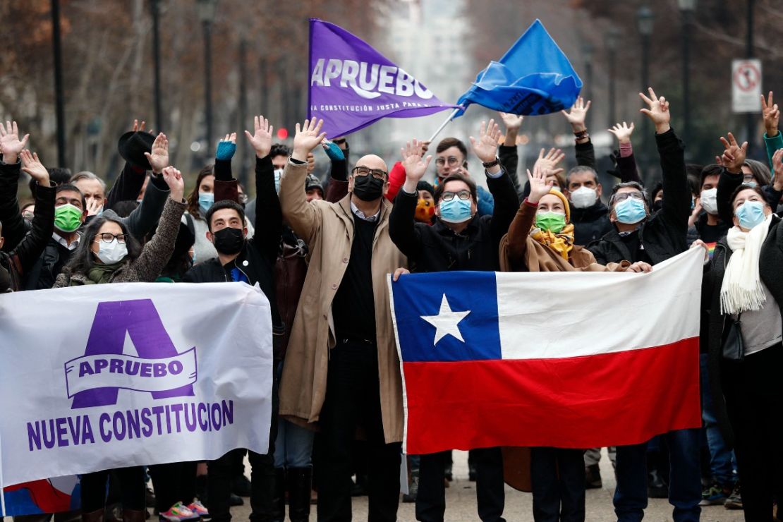 Este grupo de chilenos sostiene banderas de aprobación de la nueva Constitución y la bandera del país el 6 de julio de 2022 en Santiago.