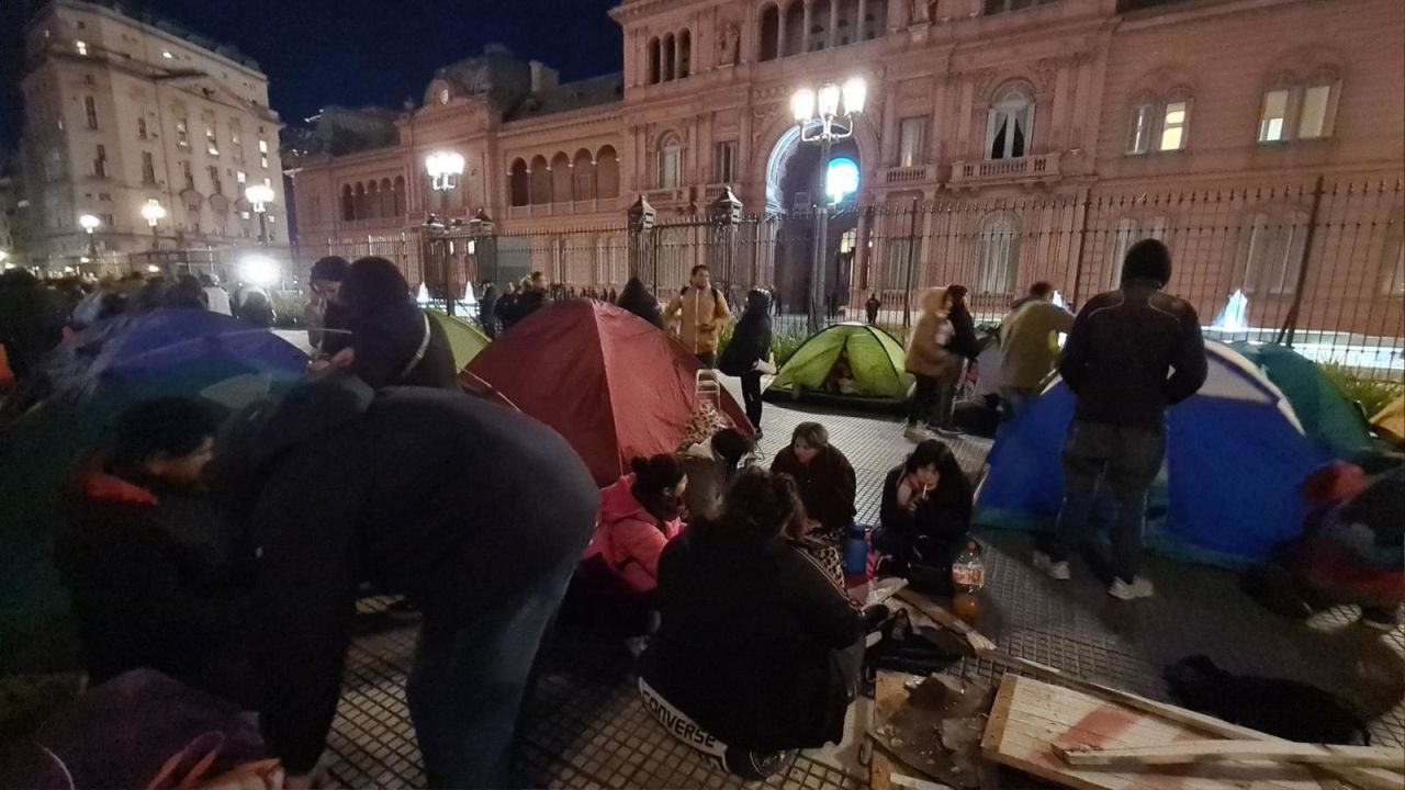 CNNE 1251291 - organizaciones sociales acampan frente a la casa de gobierno en argentina