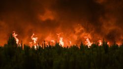 CNNE 1251294 - impactantes imagenes del fuego que arrasa los bosques de francia