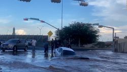 CNNE 1251351 - mujer se salva de hundirse dentro de su auto en un socavon