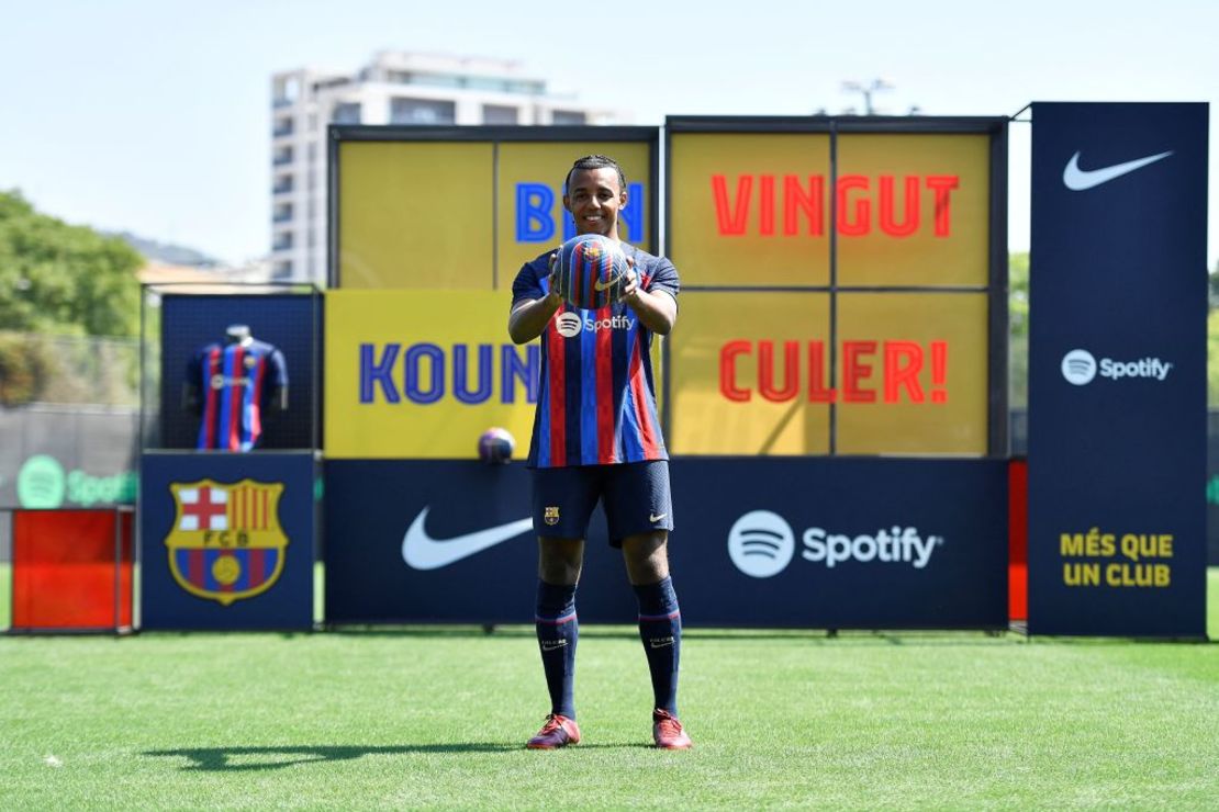 El nuevo defensa francés del FC Barcelona Jules Kounde posa para las fotos durante su ceremonia de presentación en el campo de entrenamiento Joan Gamper en Sant Joan Despi, cerca de Barcelona, el 1 de agosto de 2022.