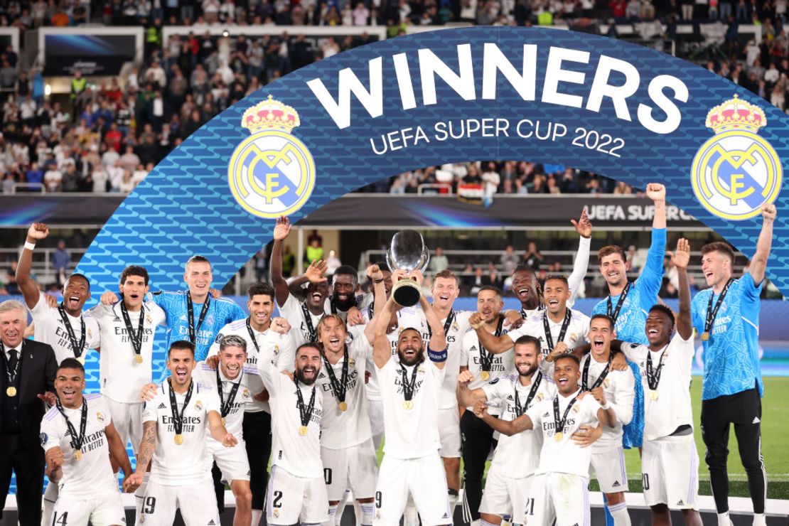 Los jugadores del Real Madrid celebran mientras Karim Benzema del Real Madrid levanta el trofeo de la Supercopa de la UEFA después de la victoria de su equipo durante la final ante el Eintracht Frankfurt en el Estadio Olímpico de Helsinki, Finlanda, el 10 de agosto de 2022.