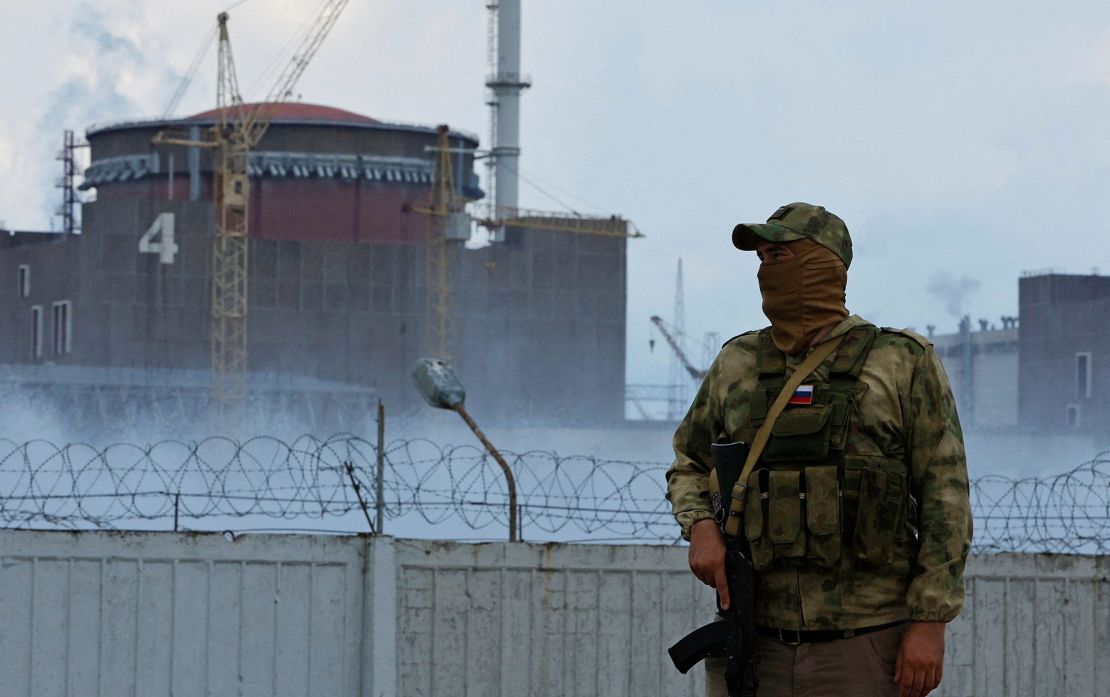 Un militar con una bandera rusa en su uniforme hace guardia cerca de la planta nuclear de Zaporiyia el 4 de agosto.