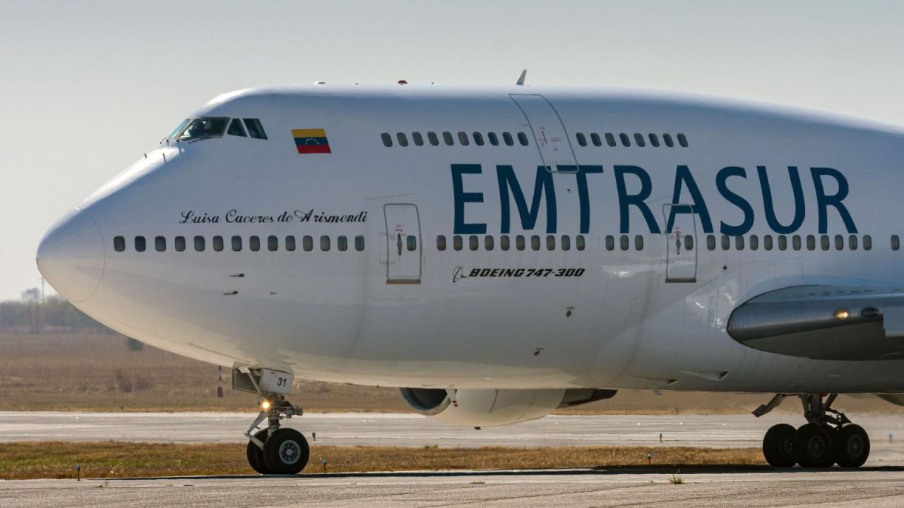 El Boeing 747-300 de la aerolínea Emtrasur en el aeropuerto internacional de Córdoba, Argentina, el 6 de junio de 2022, antes de despegar hacia Buenos Aires.