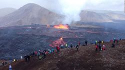 CNNE 1251918 - una atrevida excursion a un volcan en erupcion en islandia